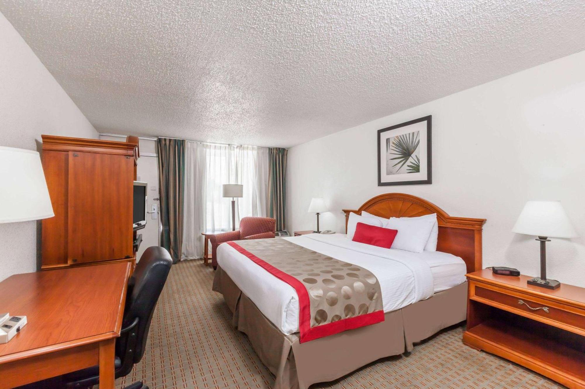 Ramada By Wyndham New Iberia Hotel Екстериор снимка