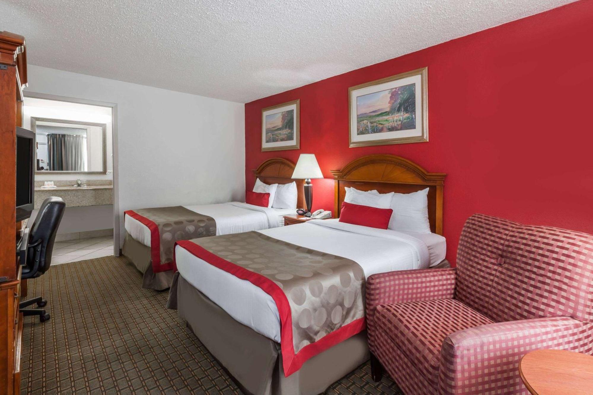 Ramada By Wyndham New Iberia Hotel Екстериор снимка