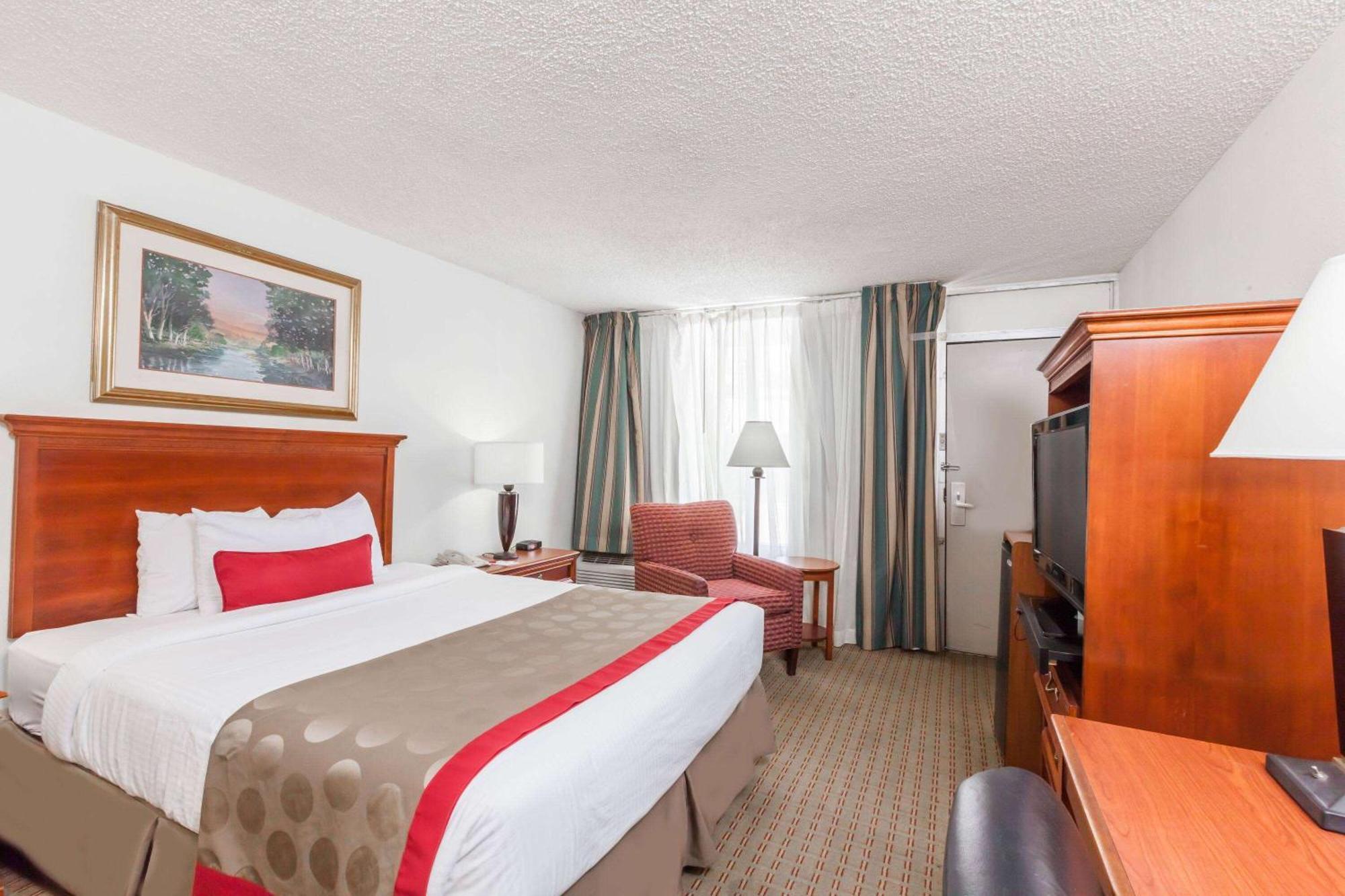 Ramada By Wyndham New Iberia Hotel Екстериор снимка